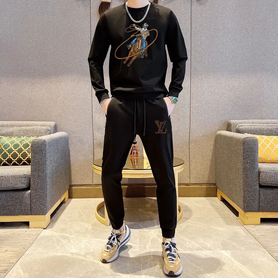 🅿️380 direct batch [LV Louis Vuitton] (Fat Man Gospel) hot-selling suit is coming. Focus on the original version of the official website. 2025 new hot-selling sweatshirt suit. The original order is the best. 🇭🇰The meticulous work of top designers. Just for a fitting and perfect upper body effect. 100% natural high-quality Roman cotton, close-fitting comfort, noble and elegant! Original hardware embodies elegance and nobility! Counter size: M-5XL (maximum wear up to 220 pounds)